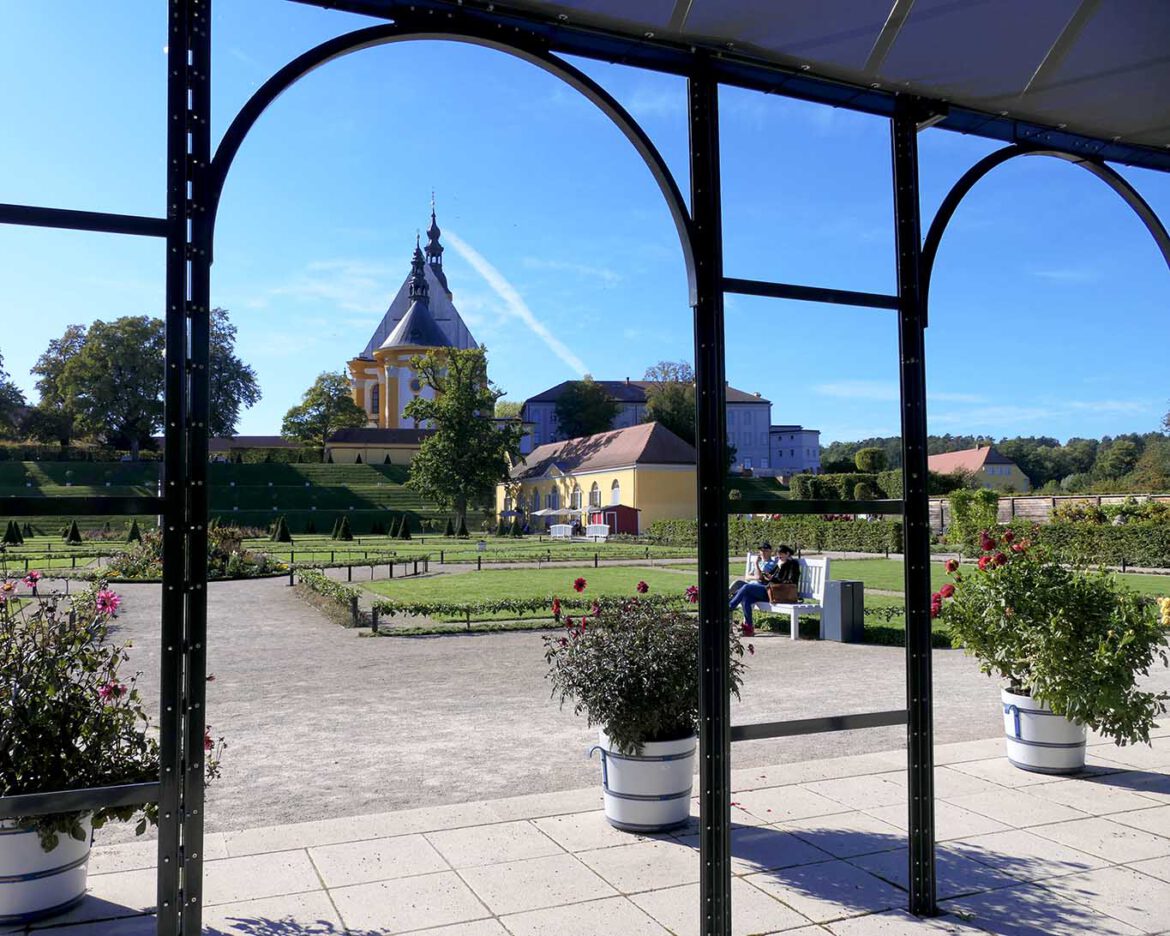 Blick aus Pavillon auf den barocken Klostergarten Neuzelle mit Stiftskirche.