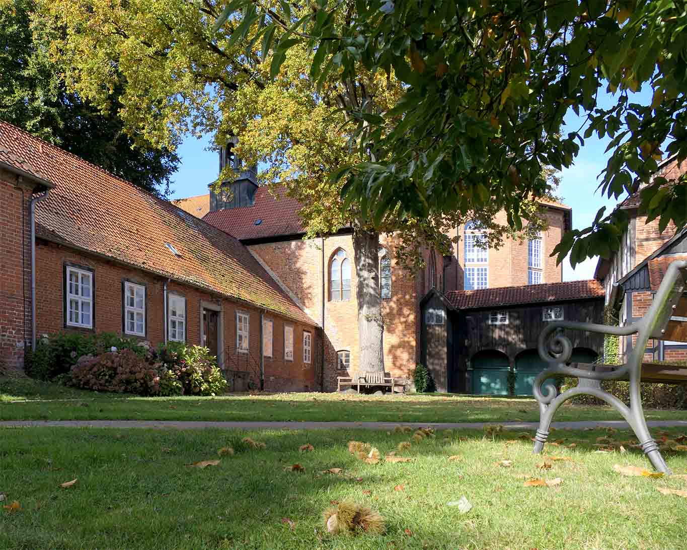 Die Klosterkapelle schmiegt sich an die Dorfkirche von Walsrode.