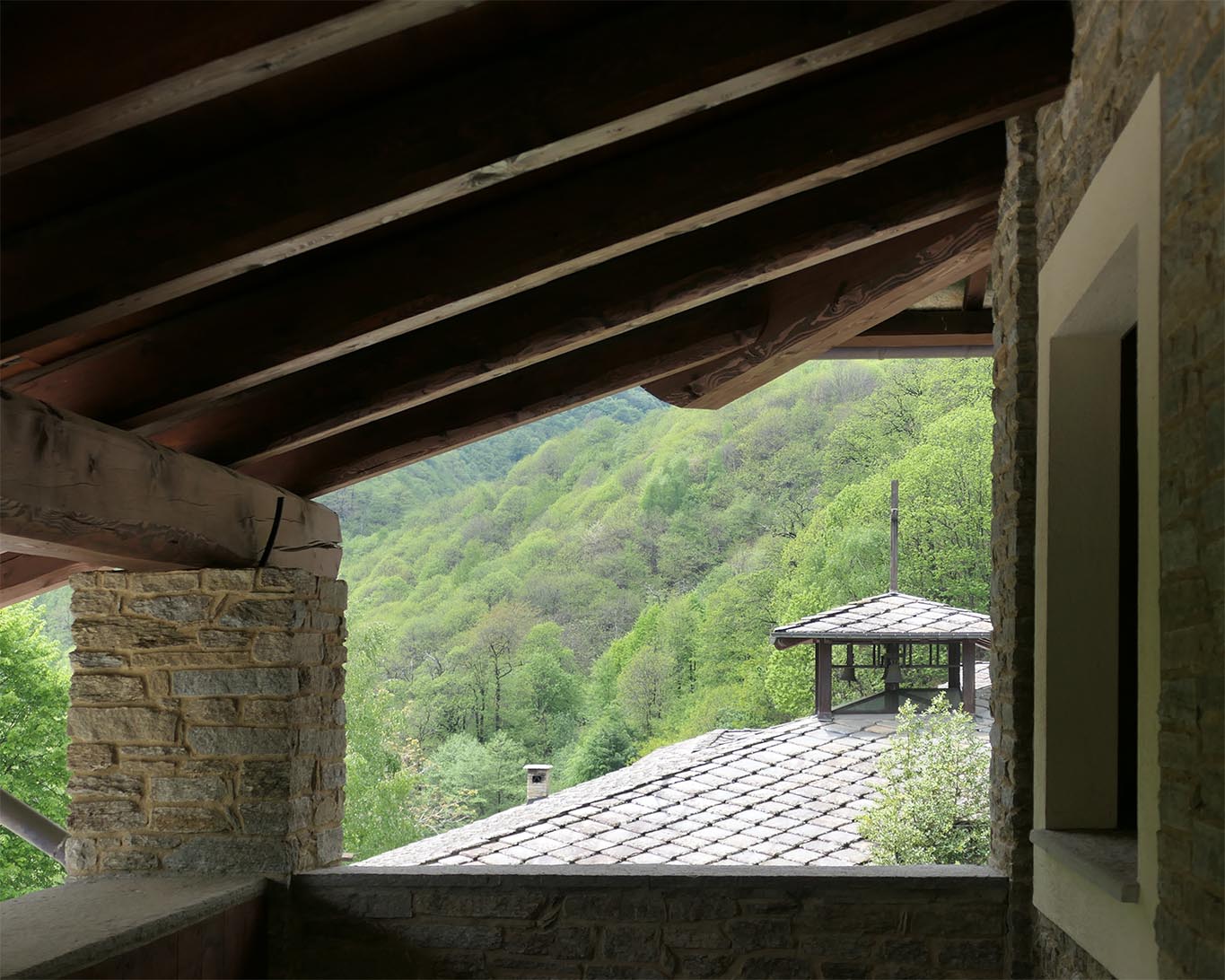 Blick auf die Landschaft aus einer Fensteröffnung der Klosterkirche.
