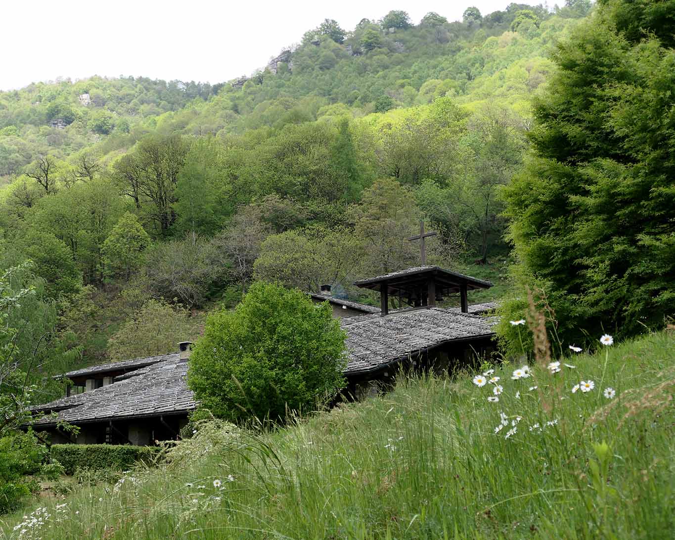 Die Gebäude des Klosters Dominus Tecum in Pra'd Mill schmiegen sich harmonisch in die Landschaft.