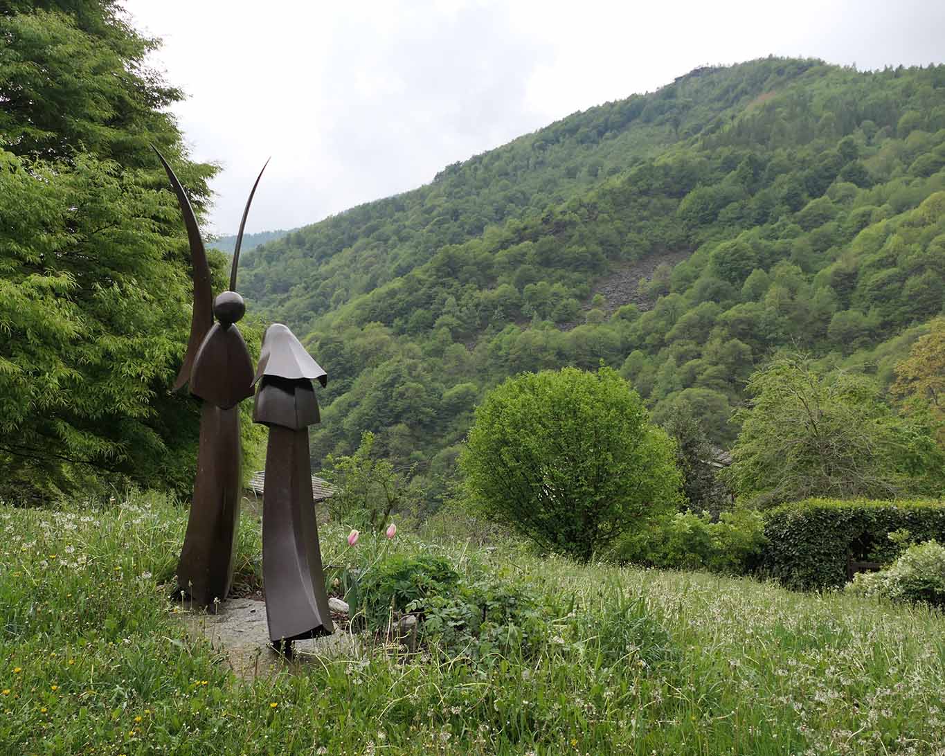 Mariä Verkündigung in einer Version des französischen Bildhauers Jean Pierre Augier.