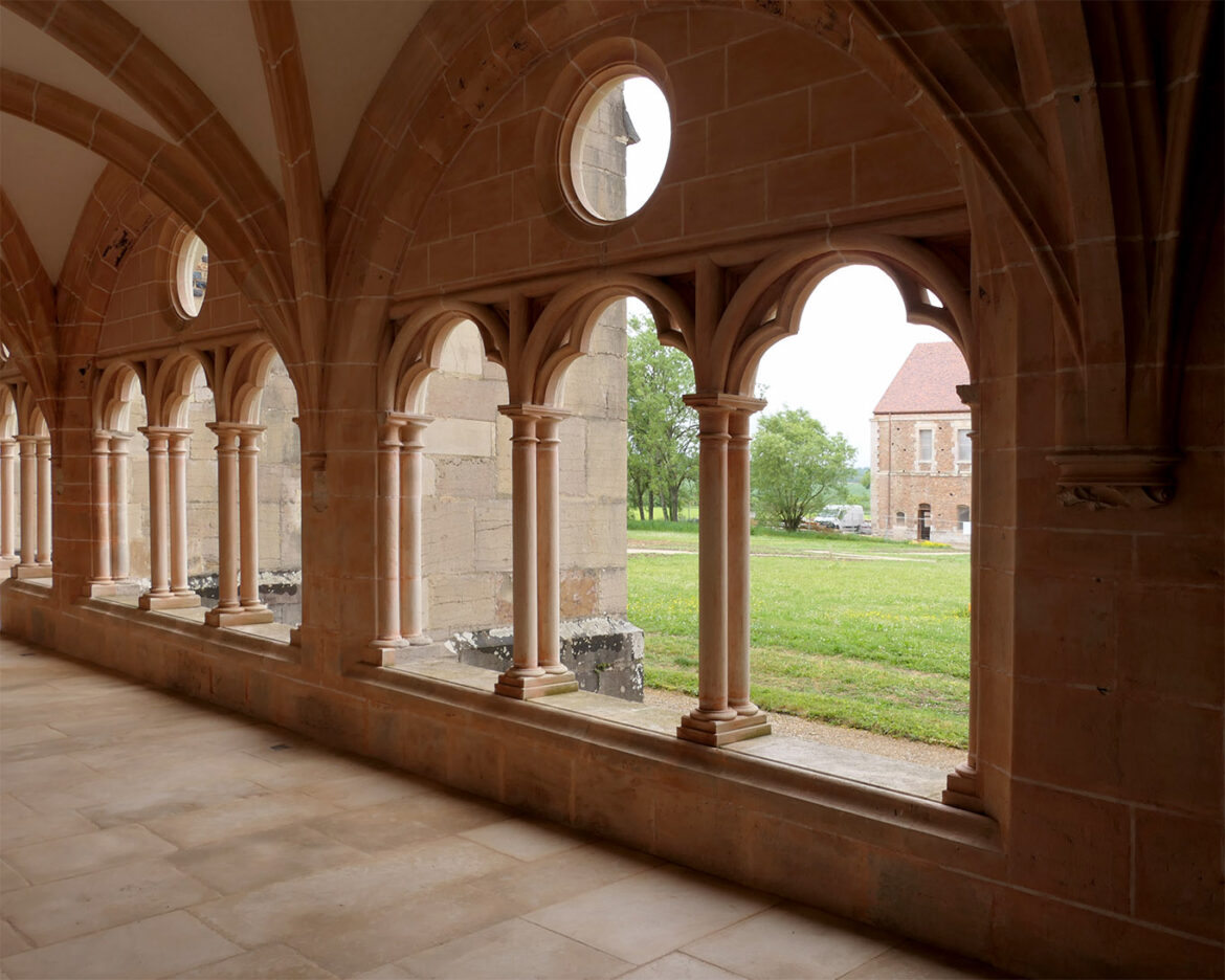 Das gotische Gewölbe des Kapitelganges an der ehemaligen Bibliothek in der Abbaye Citeaux vermittelt den Eindruck eines Kreuzganges.