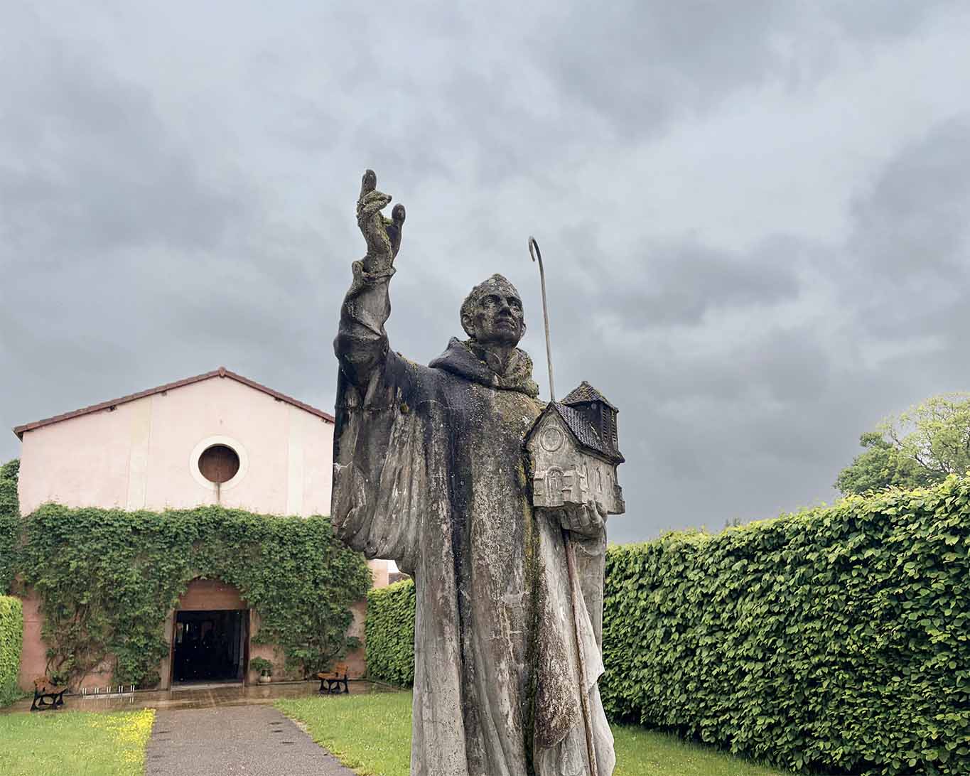 Robert de Molesme regt zweifelnd die Hand gen Himmel. Sollte er wirklich an diesem regenreichen Ort das Kloster von Citeaux gründen?