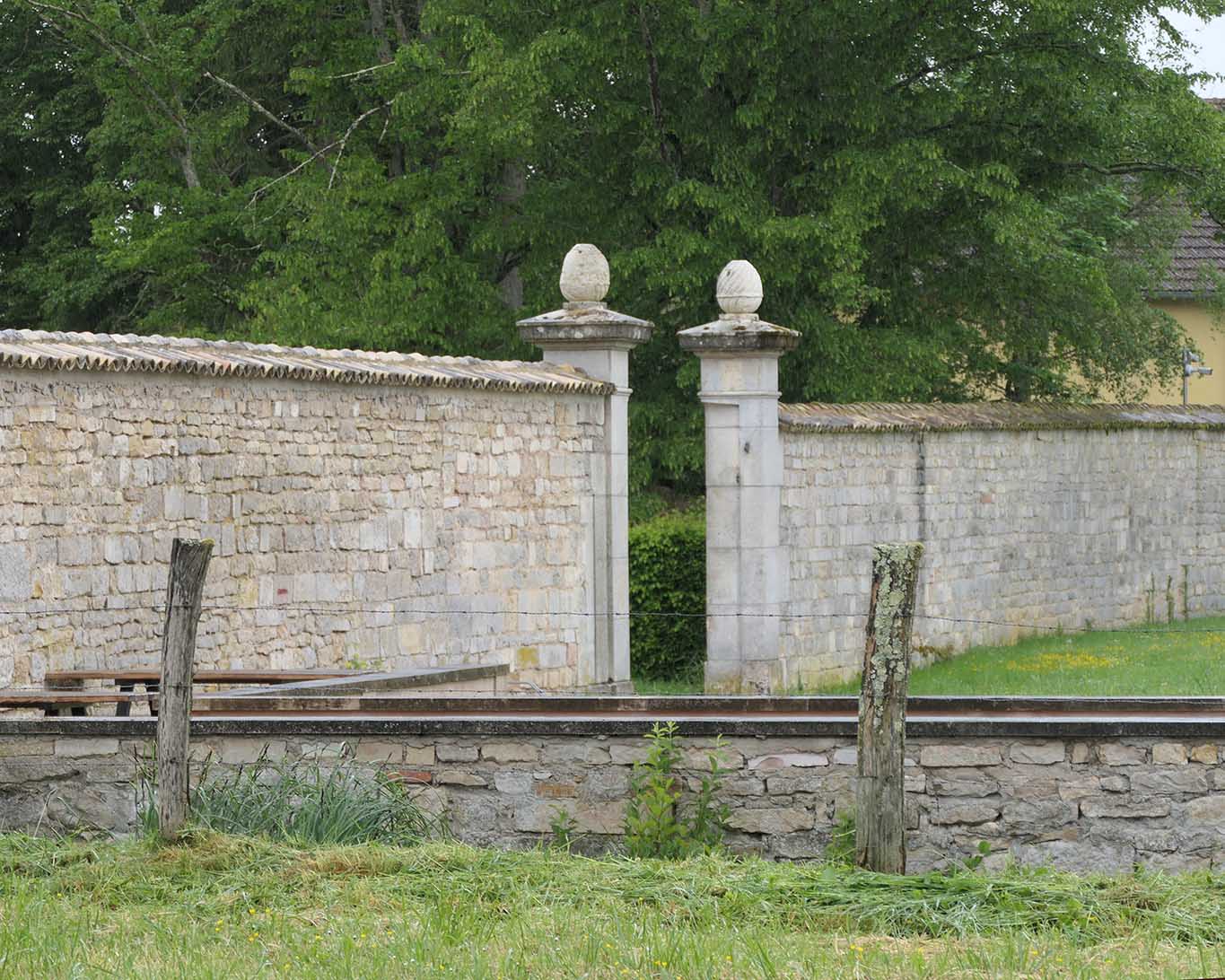 Die Aussenmauern der Abbaye Citeaux lassen die einstige Grösse des Mutterklosters der Zisterzienser erahnen.