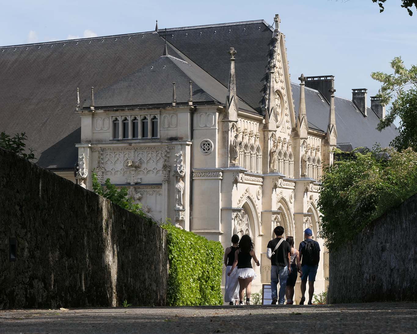 Der Besuch in der Klosterkirche ist ebenso spirituell wie jeder Friedhofsbesuch. Stolz bezeichnet die Abtei sie auch als Nekropole.