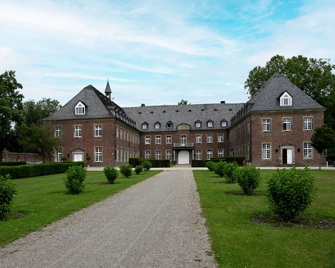 Ansicht des Klosters Langwaden von der Landstrasse her.