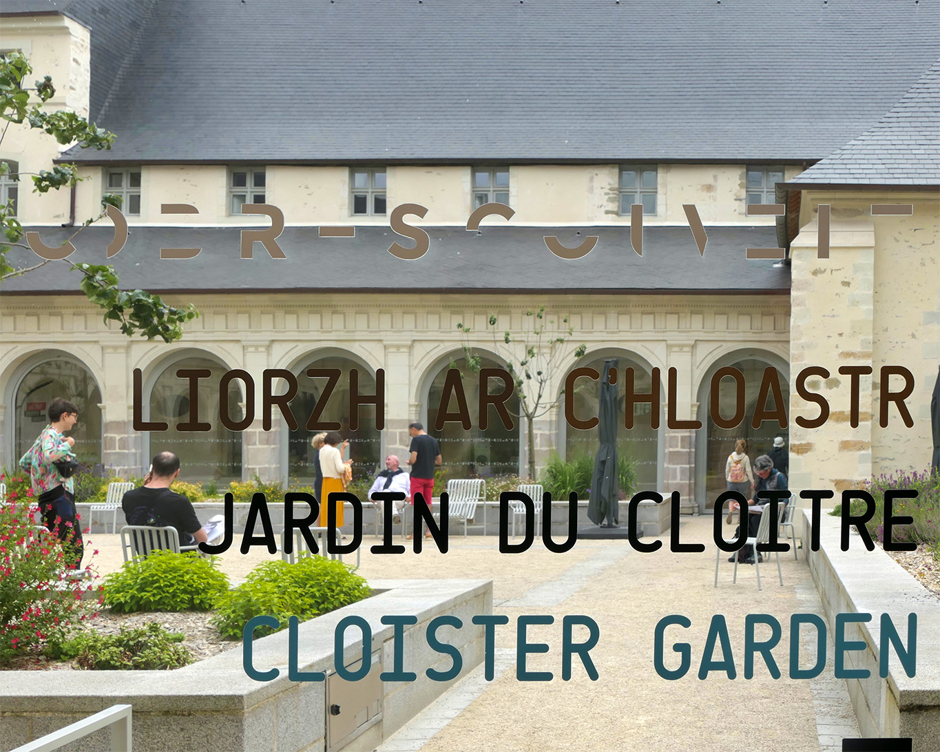 Blick in den Innenhof und den Kreuzgang des ehemaligen Jacobinerklosters in Rennes. Das ist heute eine ruhiger Platz und eine Oase mitten im Zentrum von Rennes.