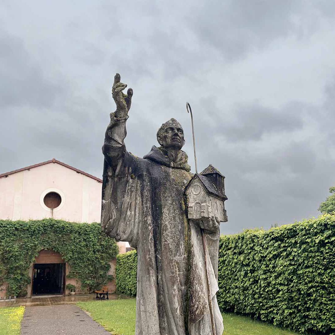 Robert de Molesme regt zweifelnd die Hand gen Himmel. Sollte er wirklich an diesem regenreichen Ort das Kloster von Citeaux gründen?