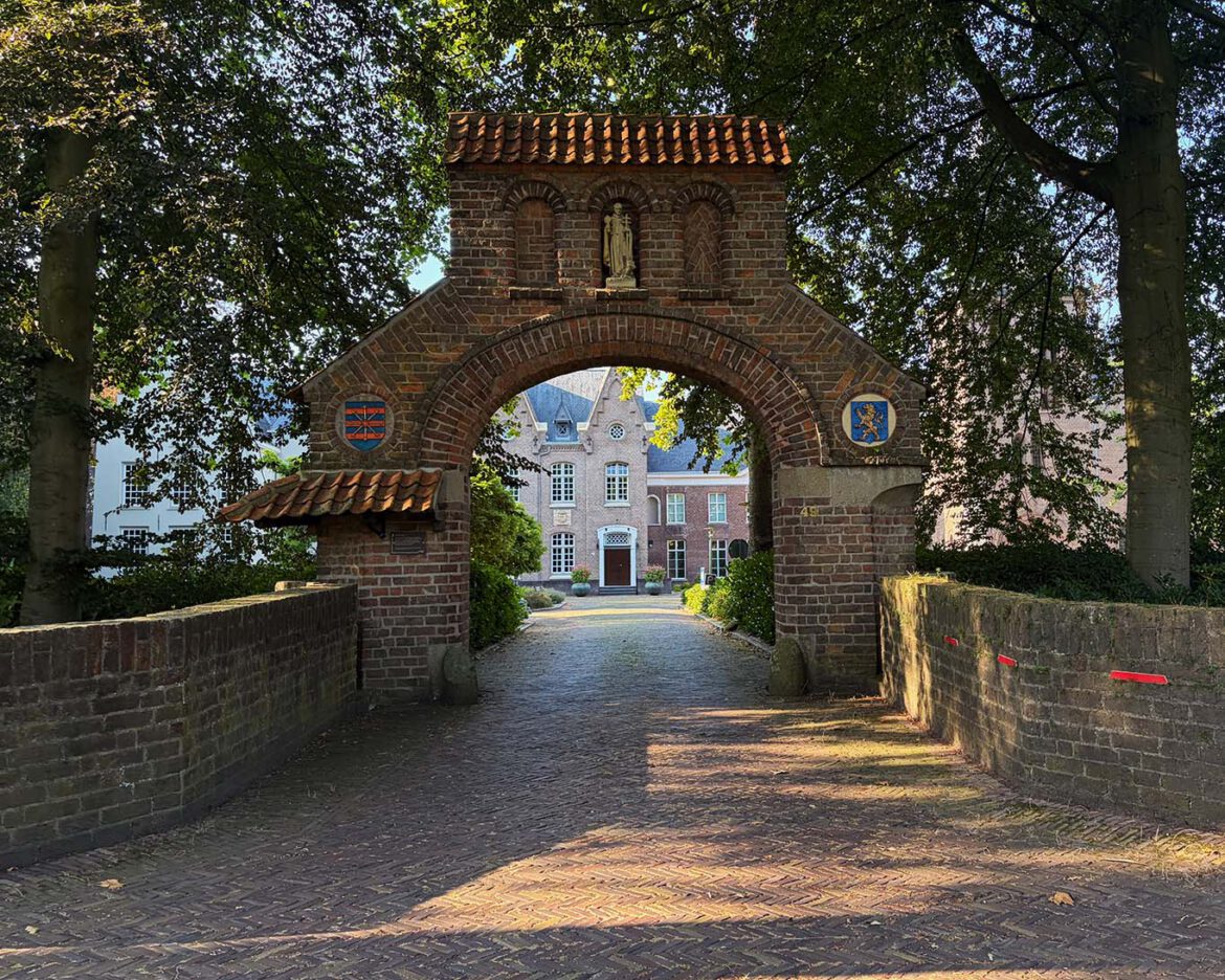 Das Tor zum Prämonstratenser Kloster Abdij van Berne steht offen.