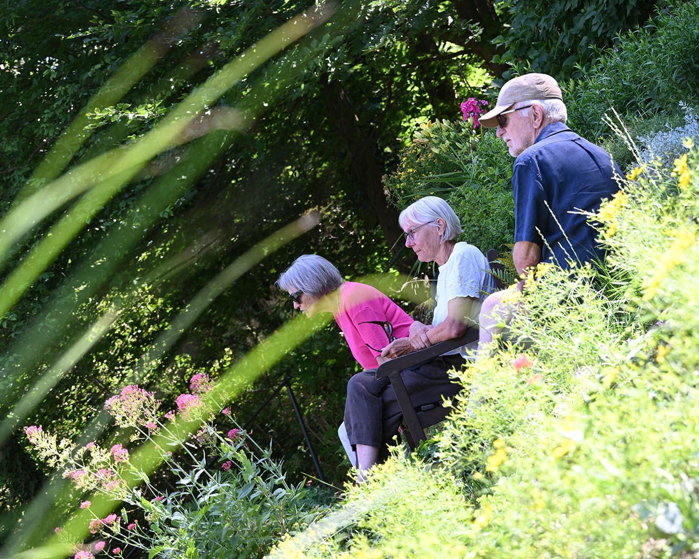 NIcht nur die Bänke im Schatten sind gefragte Plätze im Berggarten des Crescentiaklosters.