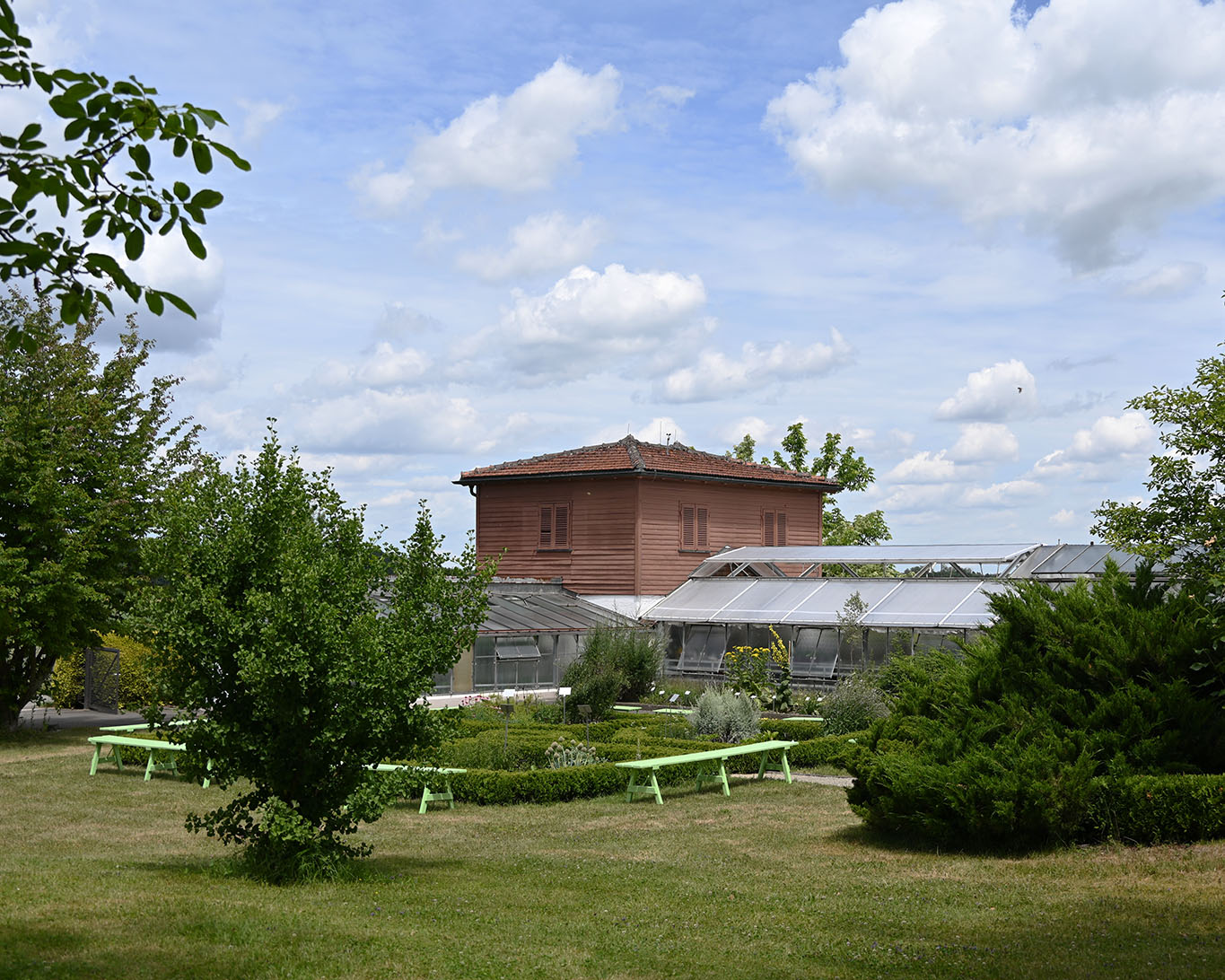 Kloster Reute hat zwar nur einen Klostergarten, der in sich gesehen eine Vielzahl von Gärten vereint. Der kleine Kräutergarten ist nur zum Schauen. Die grossen Kräuterbeete liegen jenseits der Hecke. Ebenso nicht im Bild ist die wunderschöne Kräuterspirale.