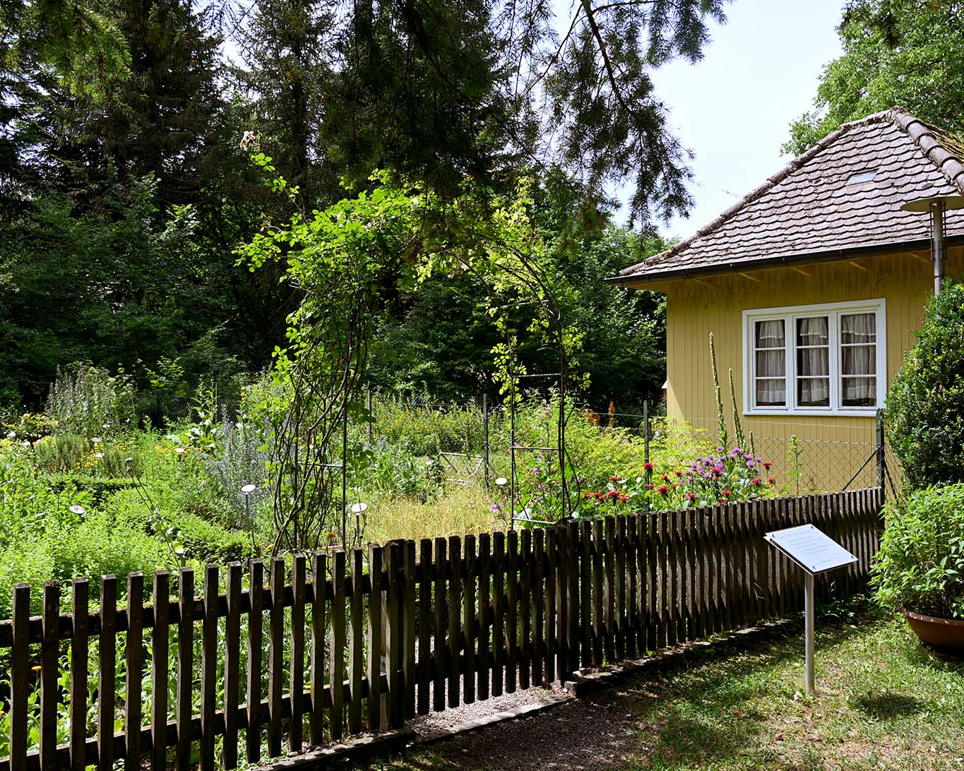 In unmittelbarer Nachbarschaft des Bienenhauses befindet sich der kleine Kräutergarten im Franziskusgarten des Klosters Sießen.