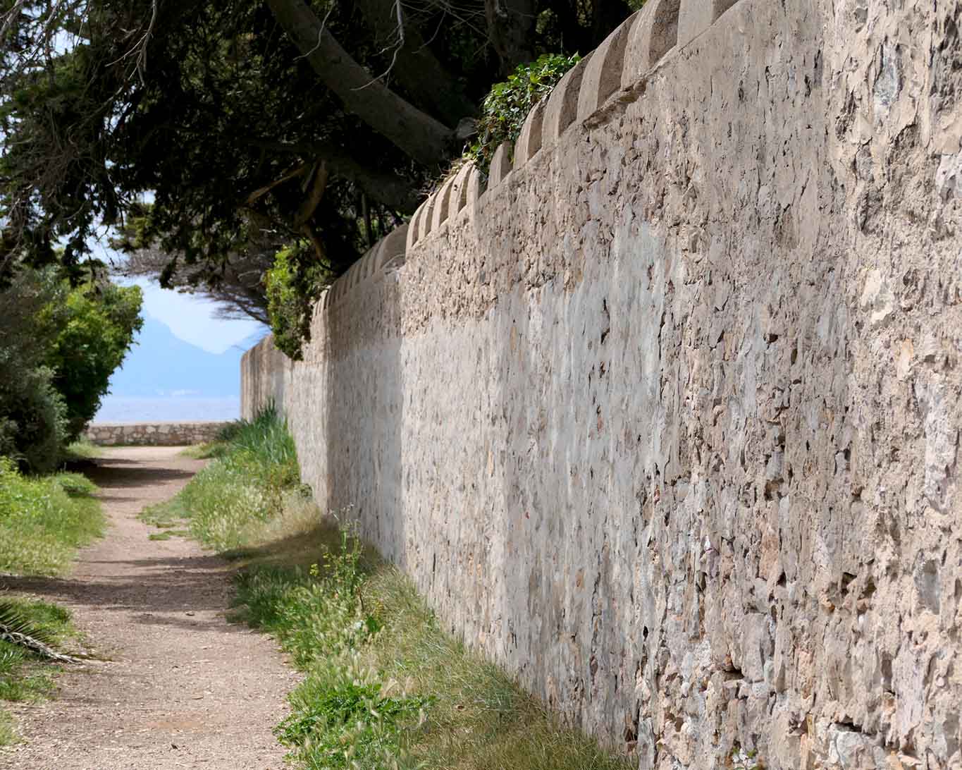 Auf einem schmalen Fussweg lässt sich die Klosterinsel mit dem Zisterzienserkloster in der Bucht vor Cannes umrunden.