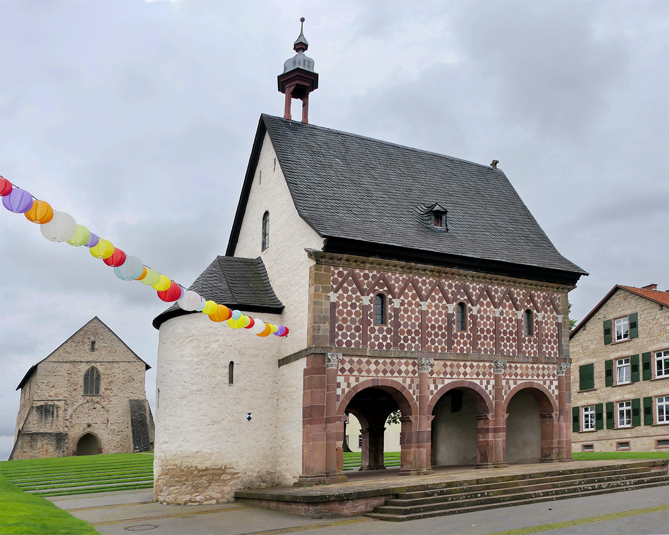Das karolingische Torhaus des Klosters Lorsch mit seinem markanten Ziegelmuster an der Fassade.