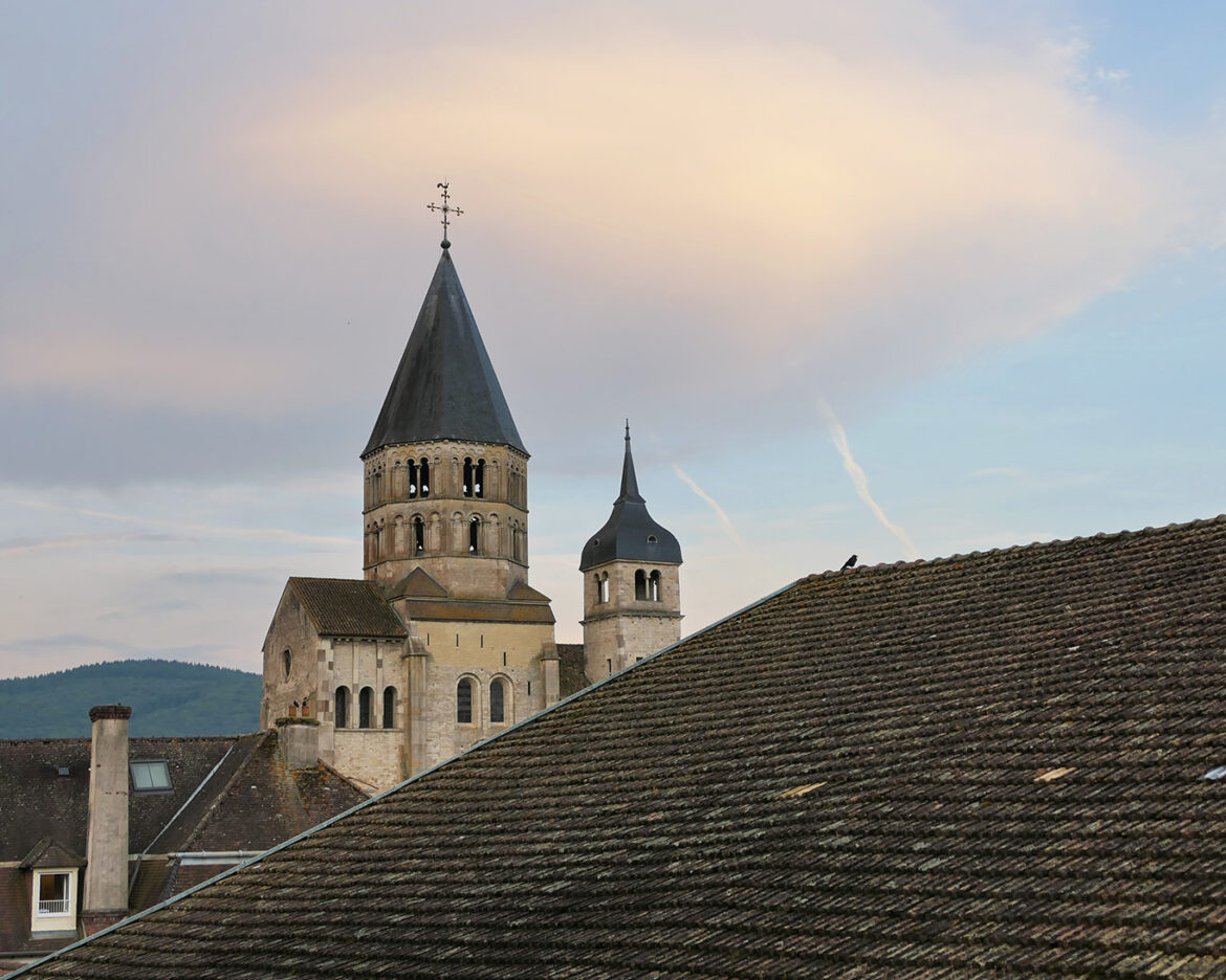 Im Schatten der wiederbelebten Ruinen der ehemaligen weltberühmten Benediktinerabtei von Cluny hat ein Freundeskreis einen Heilpflanzengarten zur Erinnerung eingerichtet.
