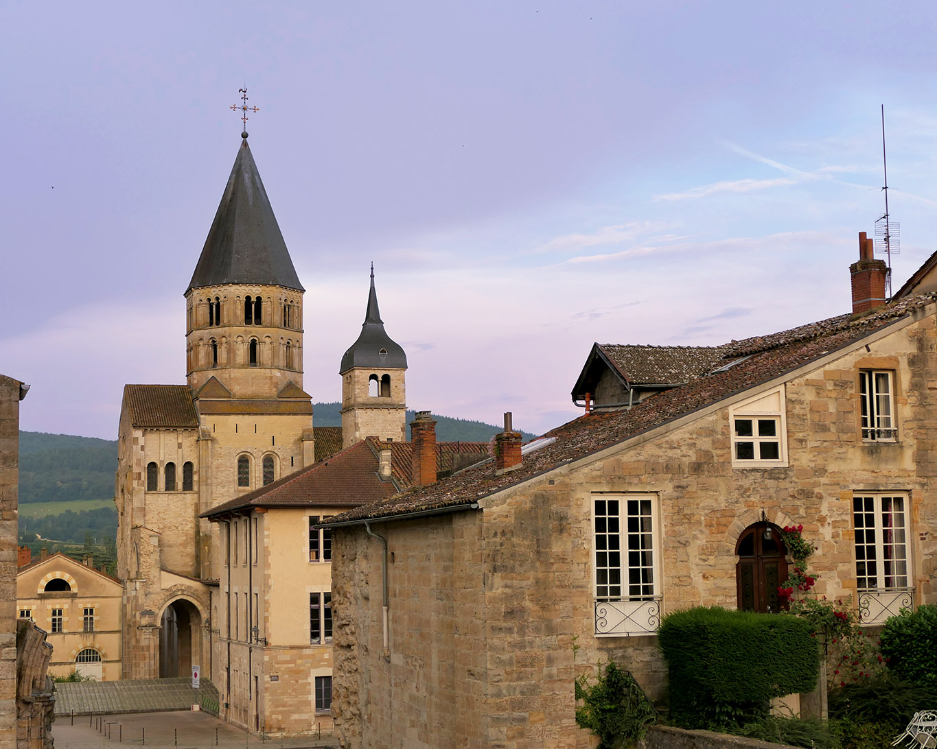 Nur der Glockenturm von Eau Bénite ist erhalten. Er war einer von vieren der einstigen Kathedrale Major ecclesia.