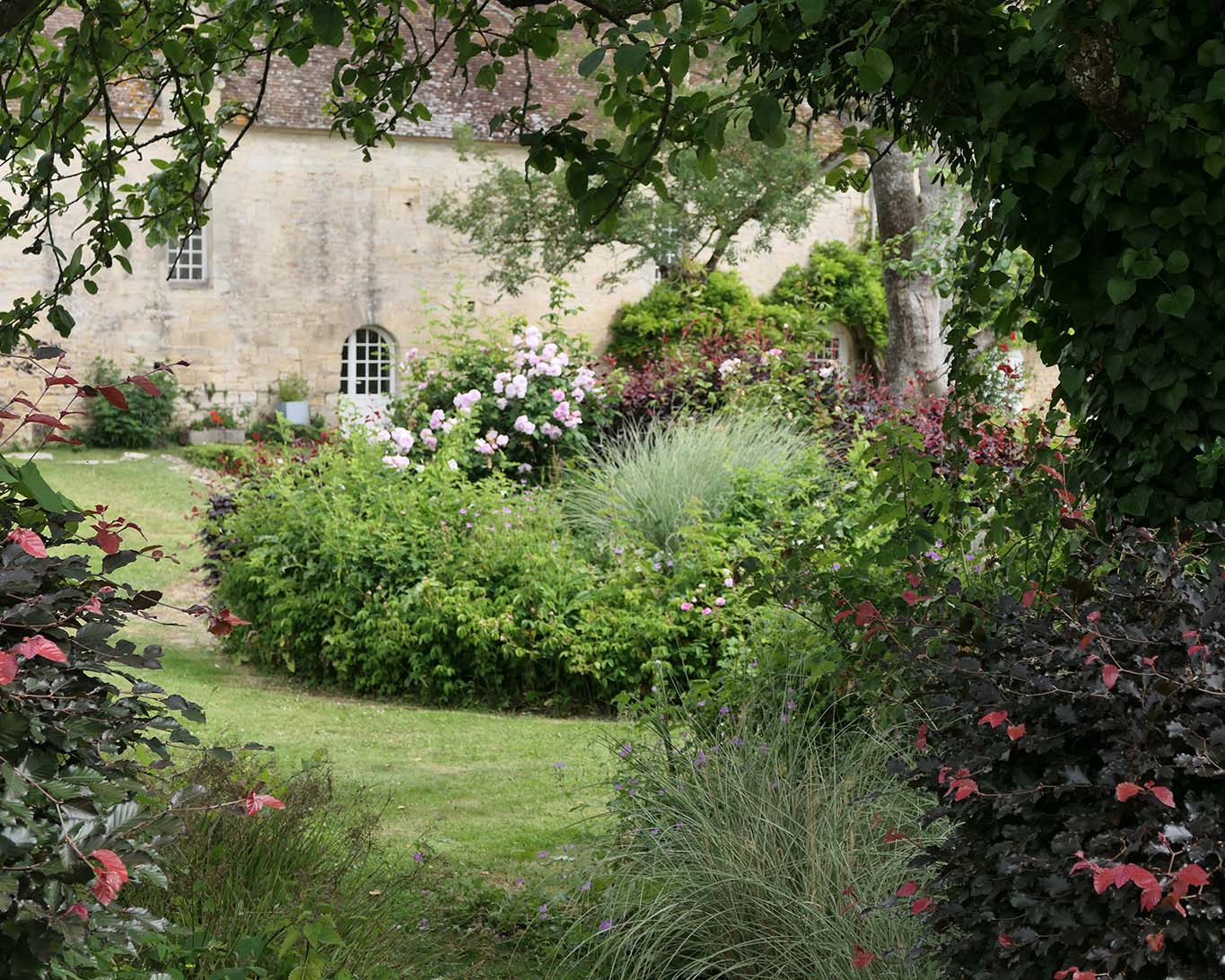 Zeugnisse ab- und zunehmenden Interesses am Klostergarten der Prieure Saint Gabriel sind die unterschiedlichen Gestaltungen in den einzelnen Gartenabschnitten. Sogar Gewürz- und Heilkräutern ist eine Ecke gewidmet.