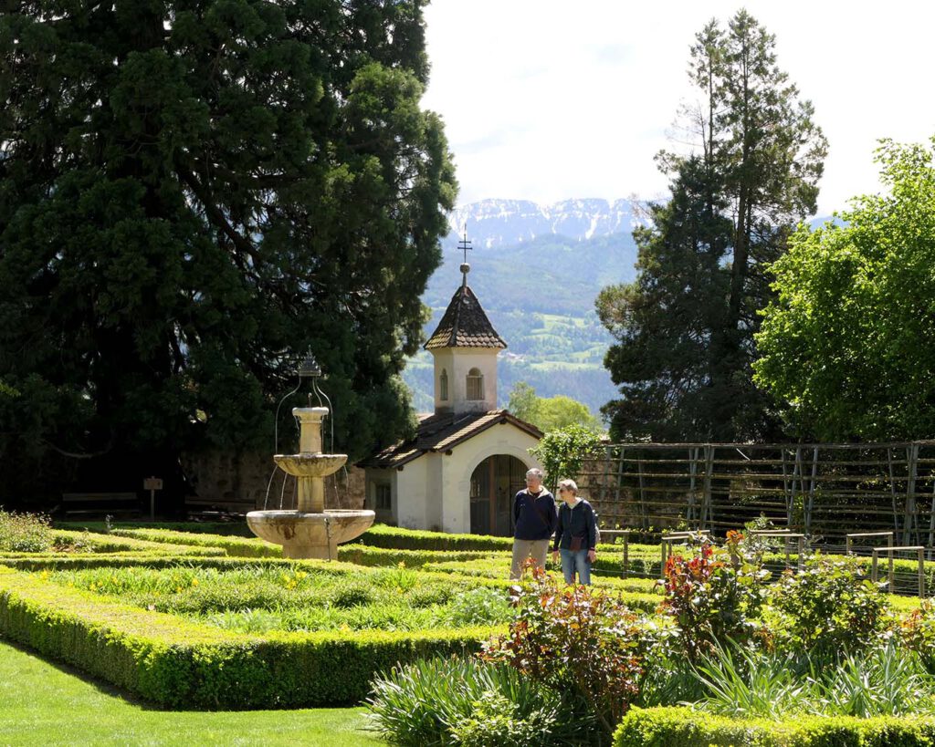 Ein Höhepunkt beim Besuch des Klosters Neustift ist ein Gartenbesuch und die Betrachtung der beiden Brunnen, der Vogelvoliere und der kleinen Kapelle mit den Bergen der Dolomiten im Hintergrund.