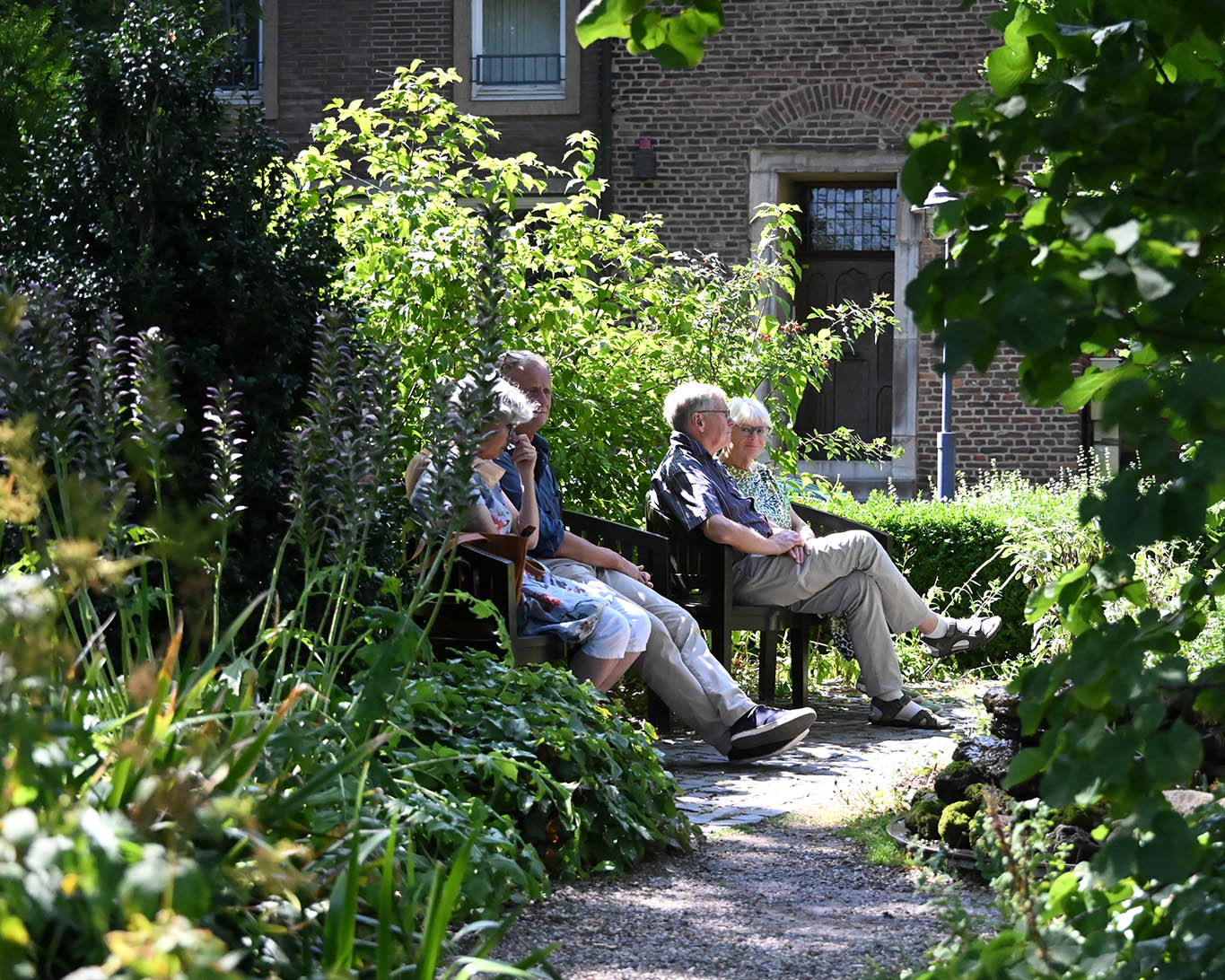 Ruhen im Schatten der hohen Ahornbäume im Kräutergarten.
