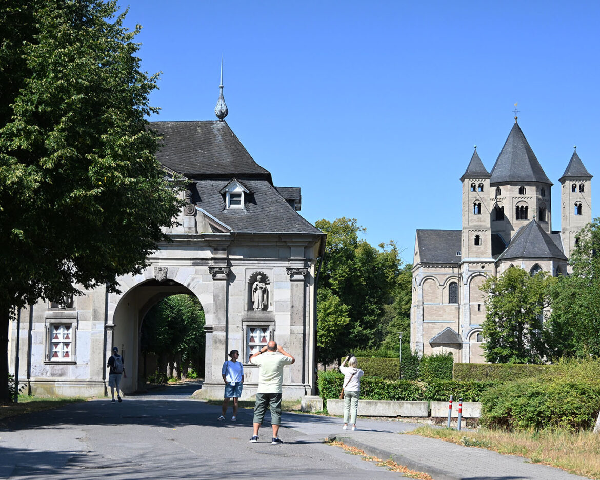 Kloster Knechtsteden ist eine touristische Attraktion des Rheinlandes. Wer linksrheinisch unterwegs ist, sollt das schon einmal hin.