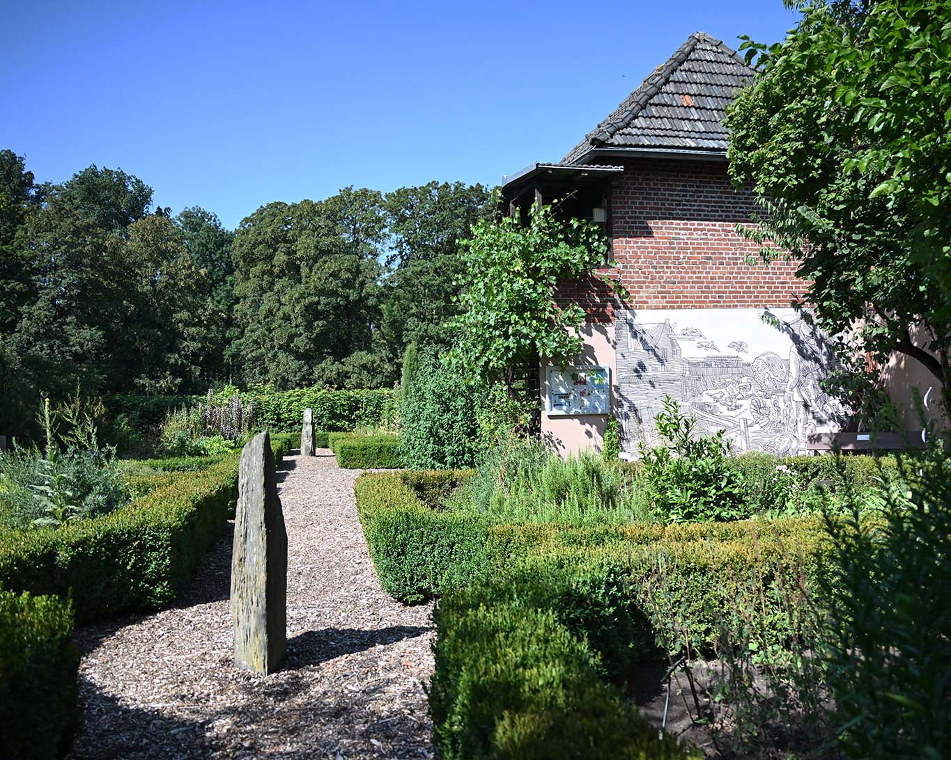 Stellwerk oder Gartenhaus? Hier fährt kein Zug. Das ist der Kräutergarten des Klosters Knechtsteden.