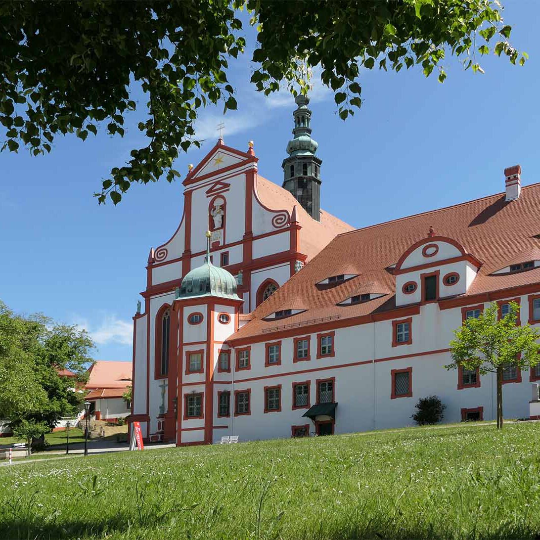 Klosterhof und Klosterkirche in St. Marienstern in der Oberlausitz.