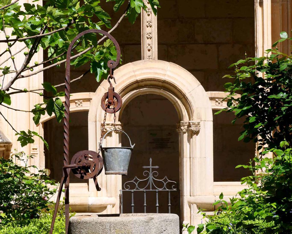 Ein Brunnen im Garten des Kreuzganges zur Bewässerung der Pflanzen und Kräuter des Klostergartens.