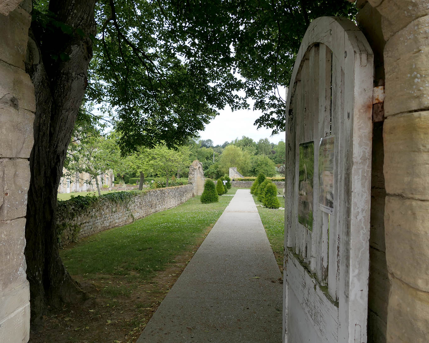 Nicht jeder wählt den grossen Auftritt durchs Tor. Dezent lässt sich der Klostergarten auch über eine kleine Tür in der Mauer an der Kirche betreten.