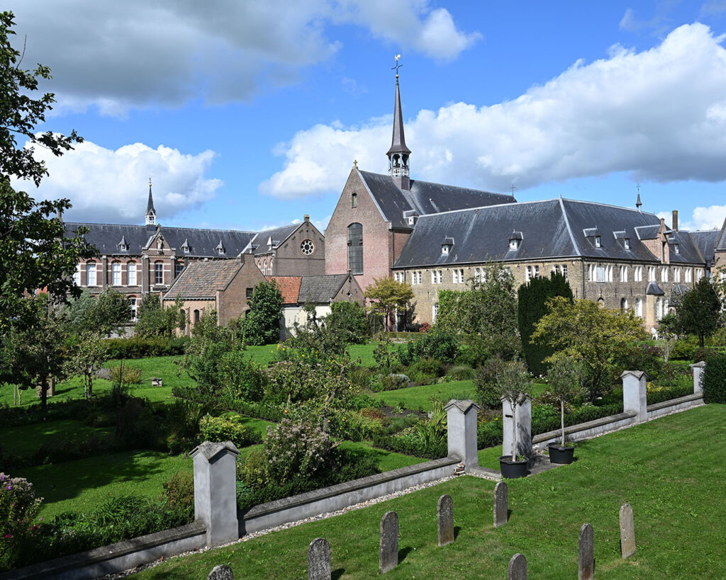 Hohe Mauern schirmen den Klostergarten der Minderbroeders in Megen vor neugieren Blicken ab. Dafür öffnen sie manchmal ihre Tore und laden zum Rundgang ein.