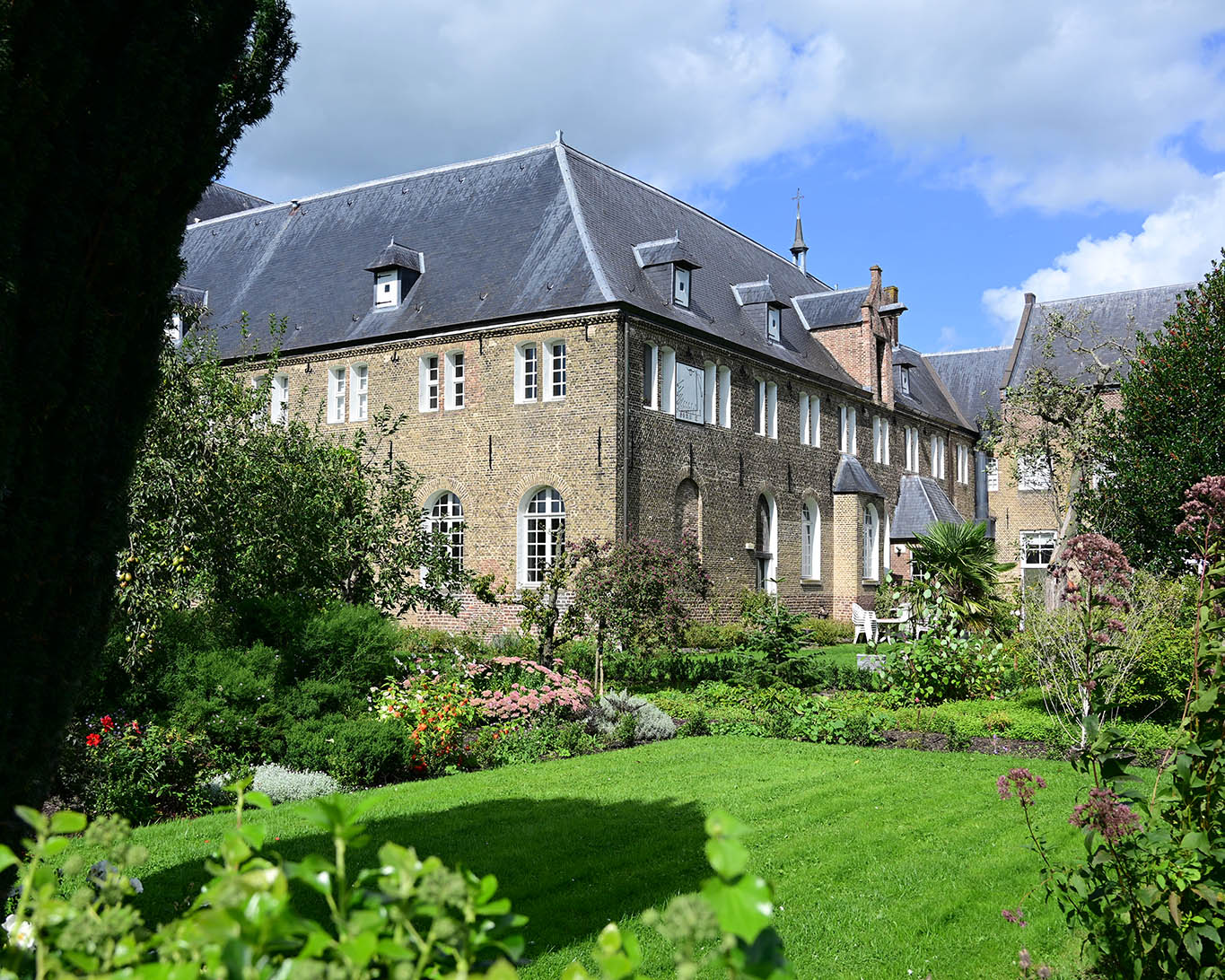 Hof van Lof - ist ein liturgisches Gartenkonzept. Es richtet sich nach der christlichen Symbolik der Pflanzen. In der Reihenfolge des Kirchenjahres sind Blumen und Kräuter gepflanzt. Ein gärtnerisches Gotteslob.