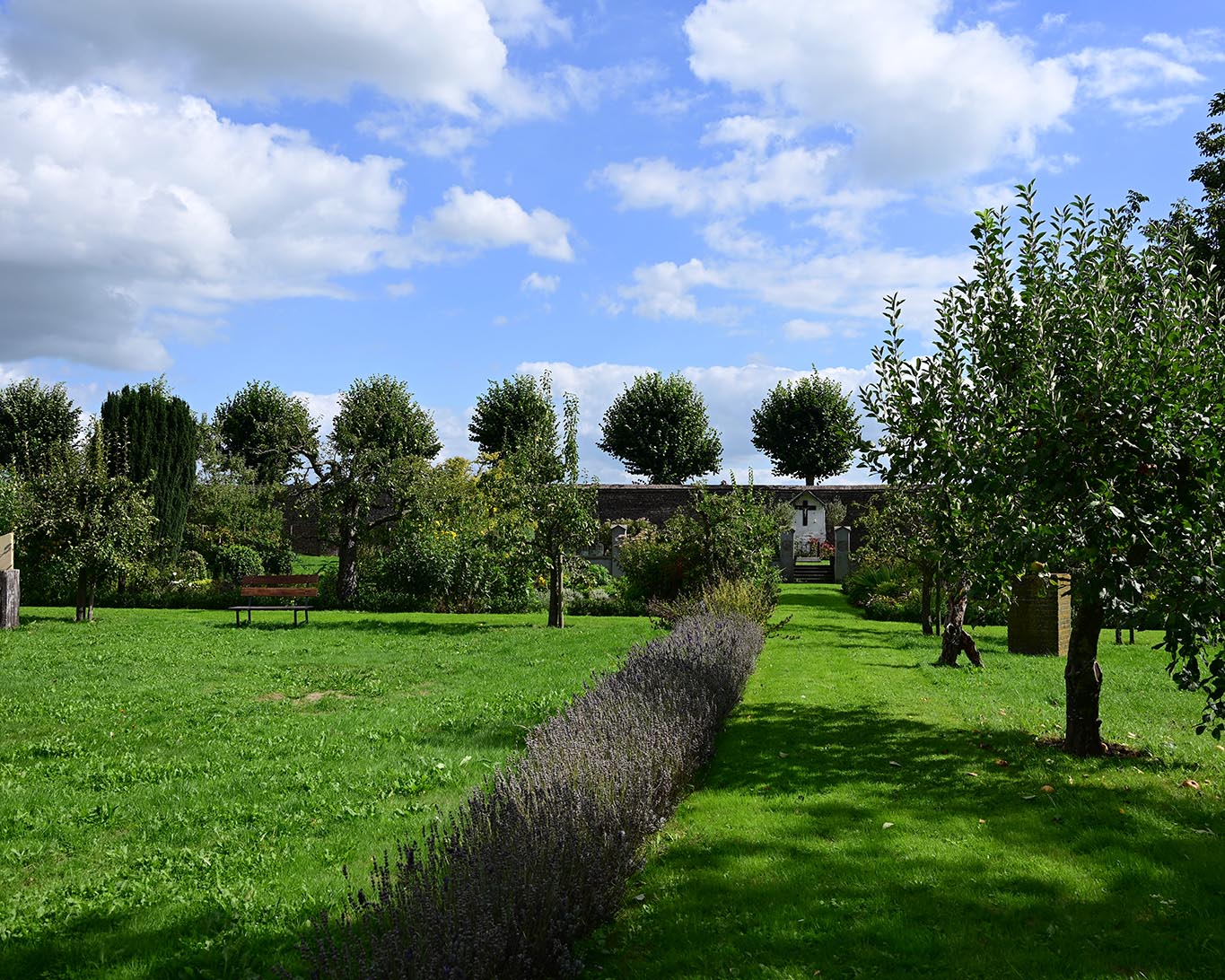 Blick aus dem historischen Klostergarten des Franziskanerklosters in Megen in Richtung Norden. Den Horizont begrenz der mit Bäumen bepflanzte Deich zur Maas.