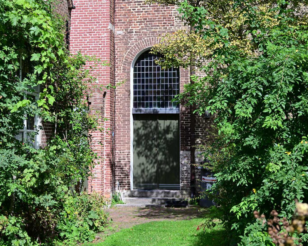 Durch diese Gartentür gelangen die Franziskaner-Mönche vom Kloster in den Kräutergarten.