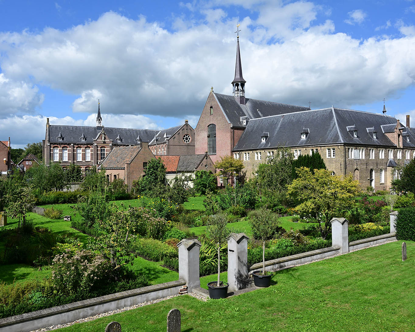Die historische Klosteranlage mit ihrem ausladenden Garten ist vollständig erhalten. Bis in die 60-er Jahre diente der Garten zur Selbstversorgung der Brüder.