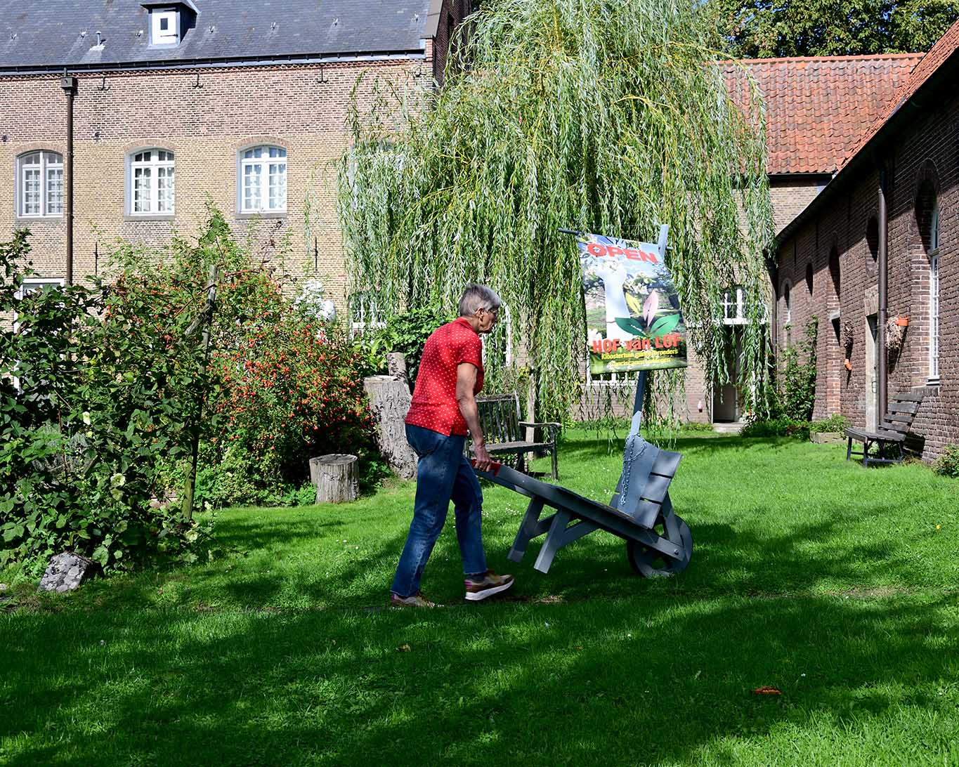 Viel Arbeit und Freizeit investierend die Mitglieder des Vereins 'Hof van Lof' in den Erhalt des wunderschönen Klostergartens.