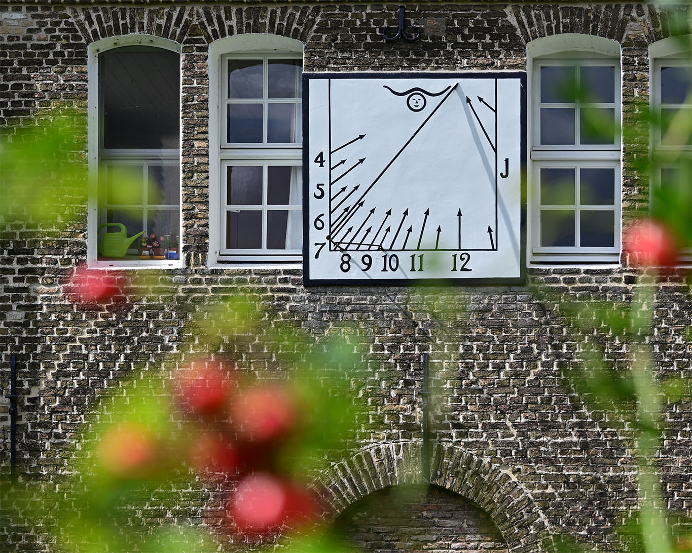 Die historische Klosteranlage hinter dem Maas-Deich ist intakt und folgt dem Laufe der Zeit mit einer gottgegebenen Kontinuität.