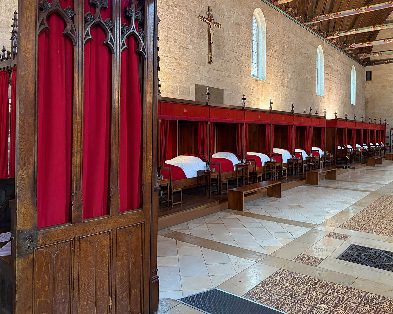 Blick in den Armensaal des Hospiz Hotel de Dieu in Beaune.