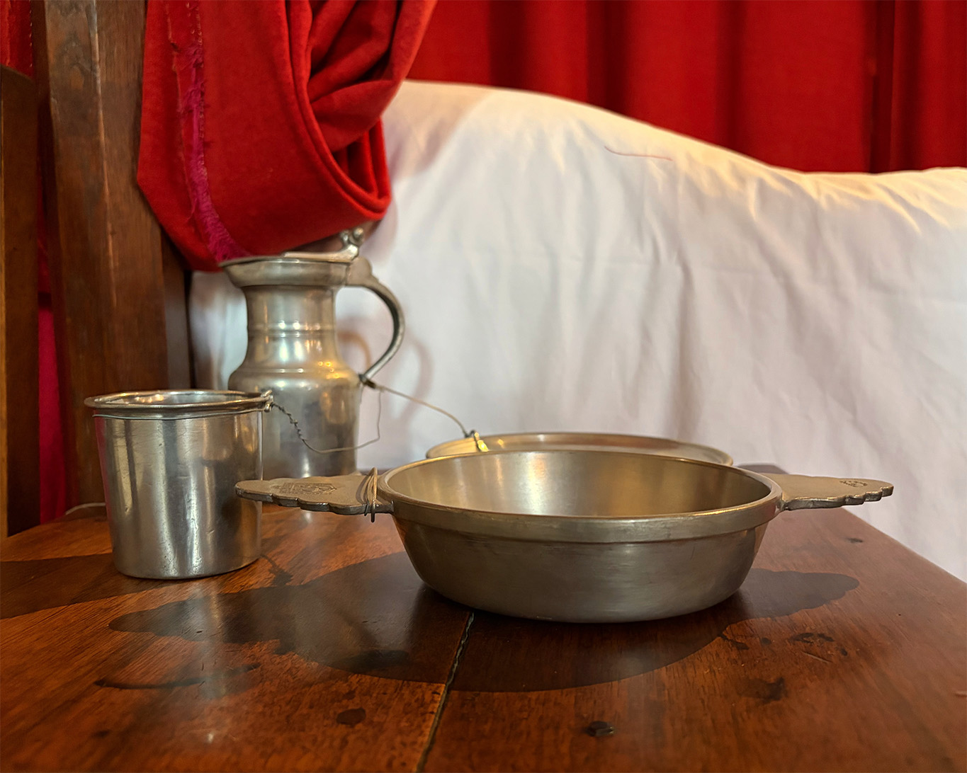 Waschschüssel, Krug und Becher am Krankenbett in der Ausführung als Zinngeschirr.