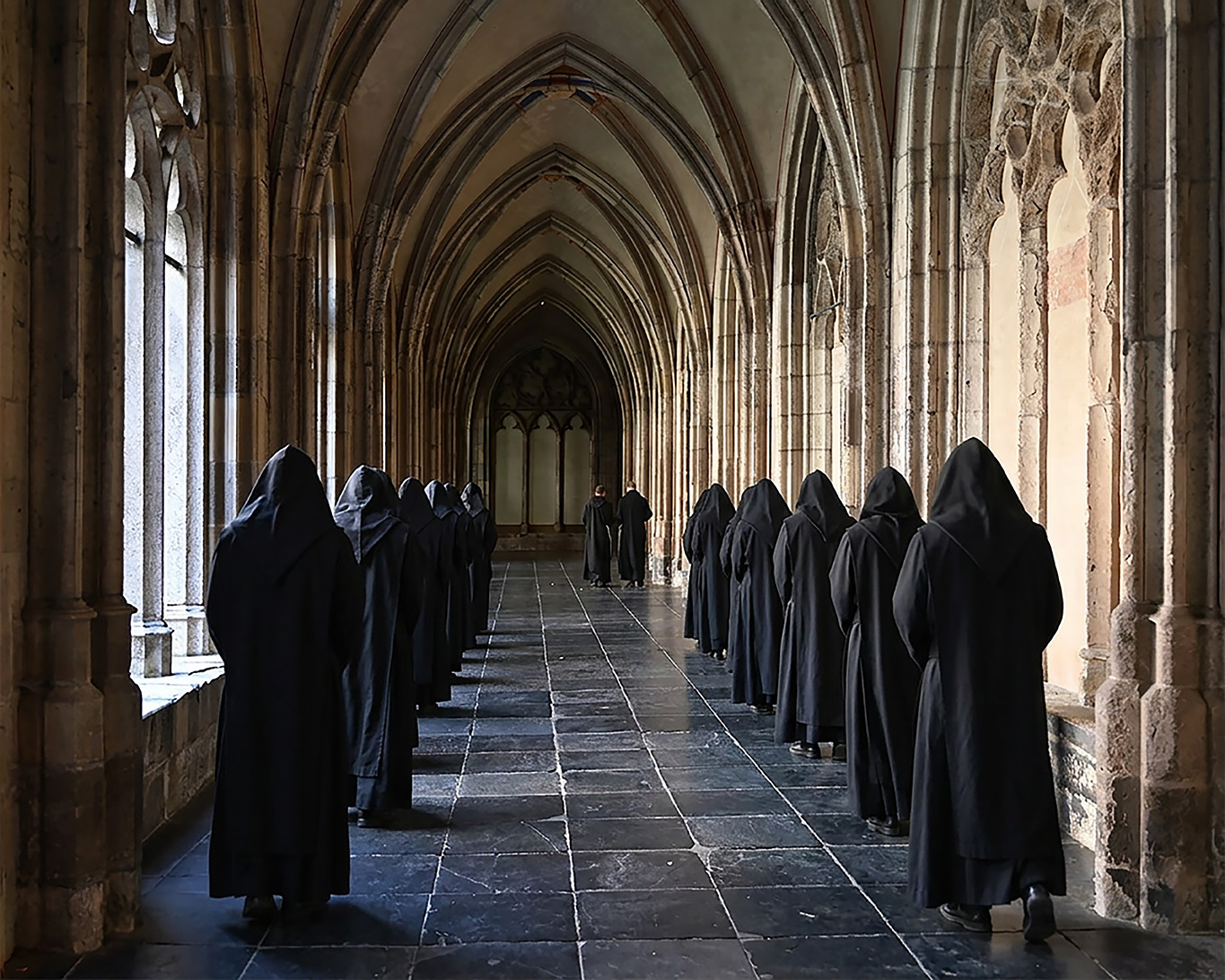 Benediktinermönche im Kreuzgang der Kathedrale zu Utrecht.